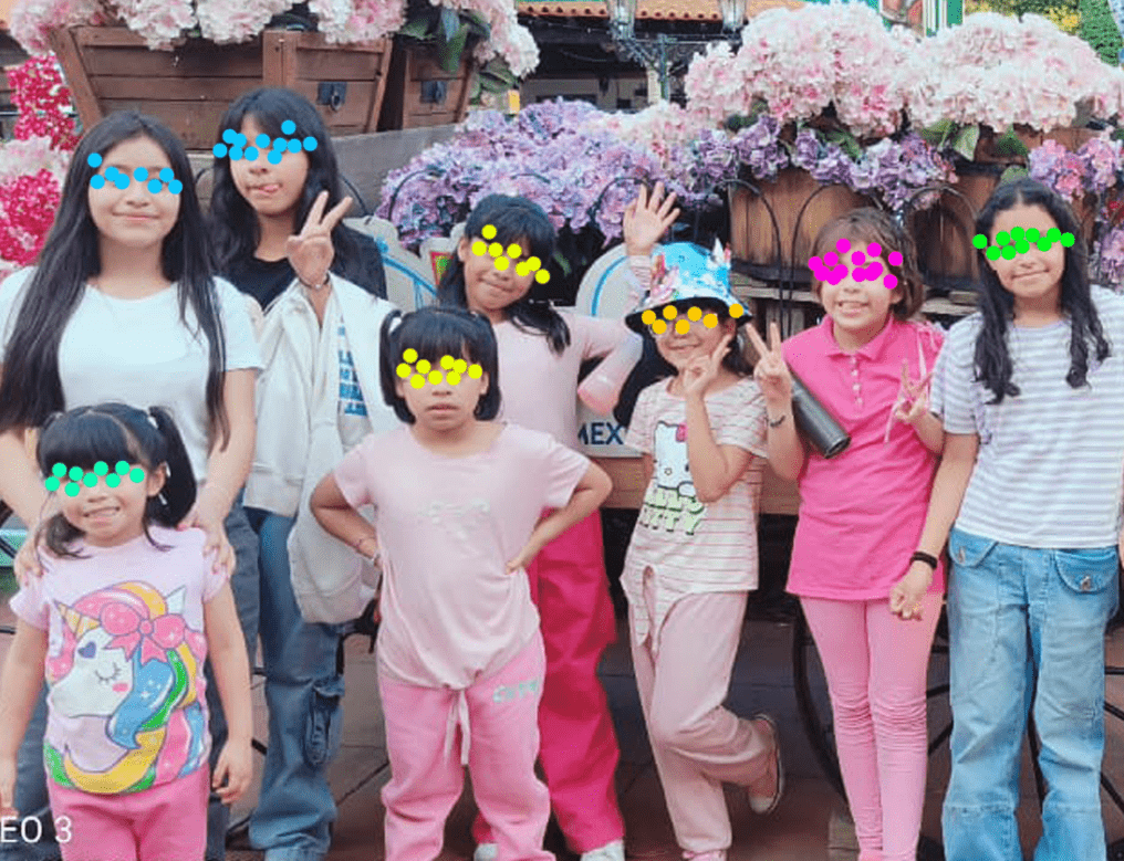 Niñas en paseo grupal en Six Flags